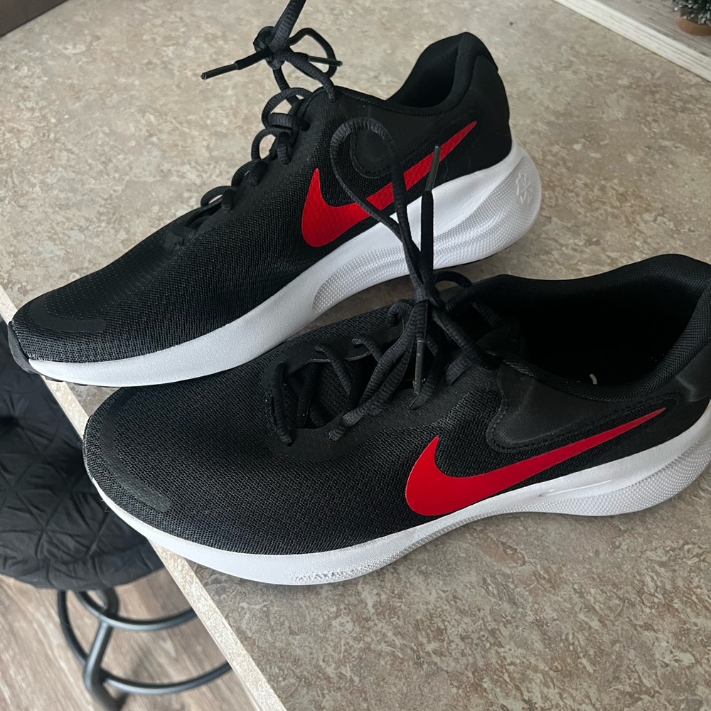 Nike Men's Black and Red Sneakers